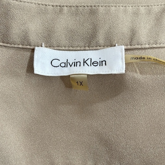 Calvin Klein tan blouse with gold buttons and rolled sleeves. Size 1X - Picture 7 of 8